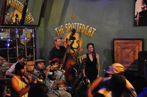 Muito jazz nos bares da Frenchman Street, em New Orleans, na Louisiana, nos Estados Unidos